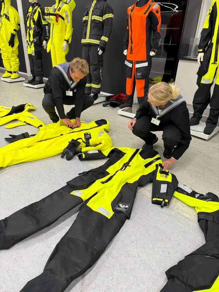 Verificare, testare si recertificare costum de supravietuire
