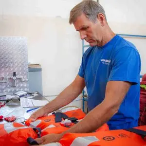 Verificare, testare si recertificare vesta de salvare rigida