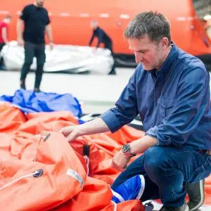 Verificare, testare si recertificare pluta de salvare gonflabila